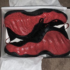 Black/bright crimson Foamposite One’s